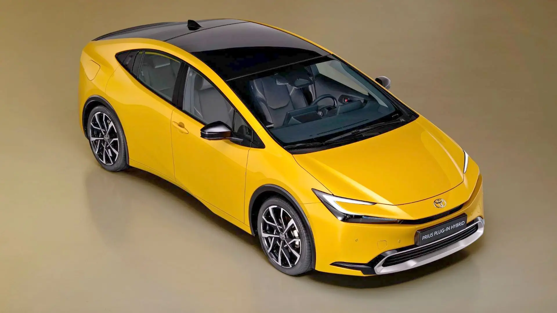 Novo Prius conta com dois motores de 223 cavalos e autonomia de 1250 quilômetros