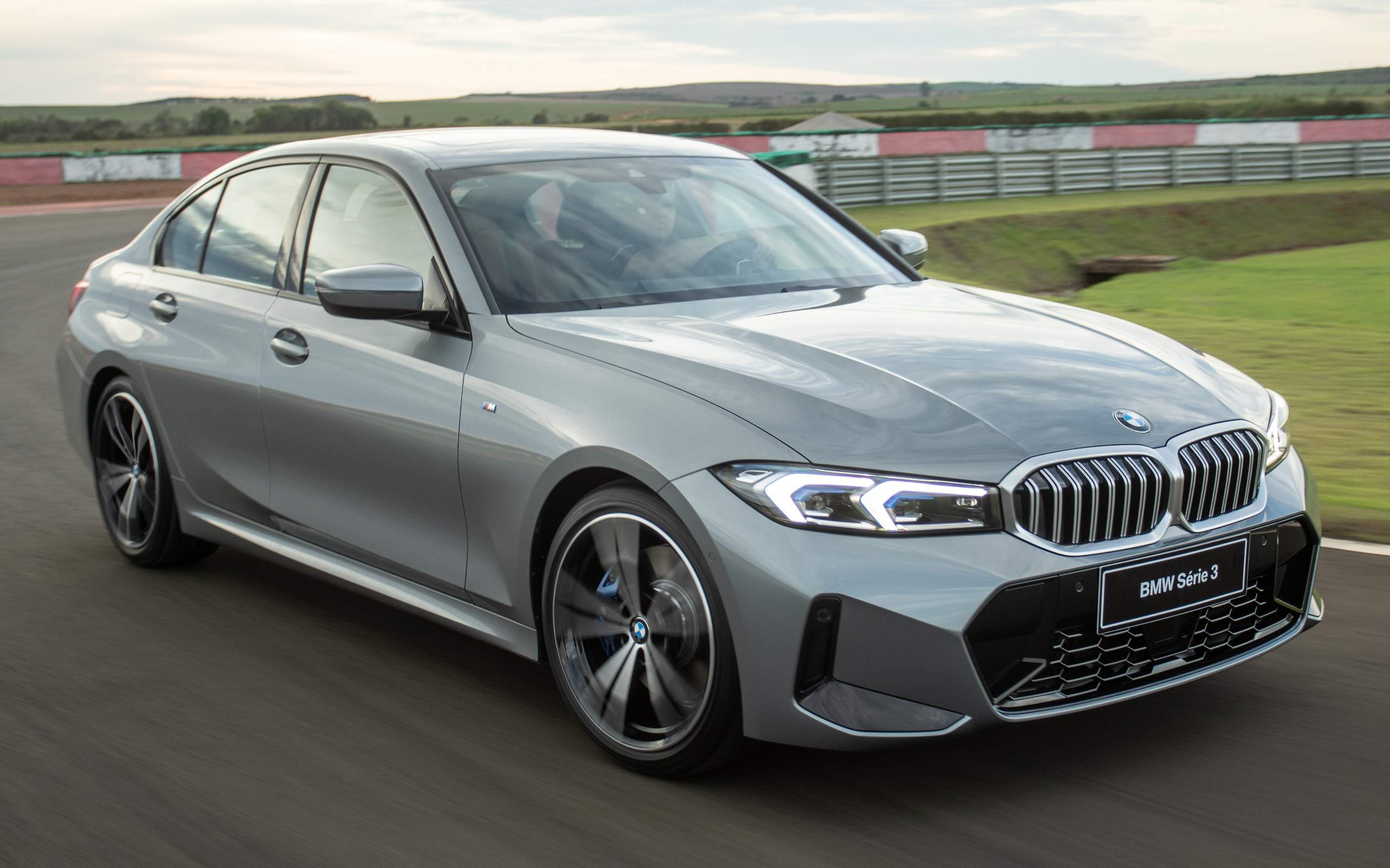 Elétricos BMW iX 40, iX3 e i4 contam com taxa zero no mês de julho