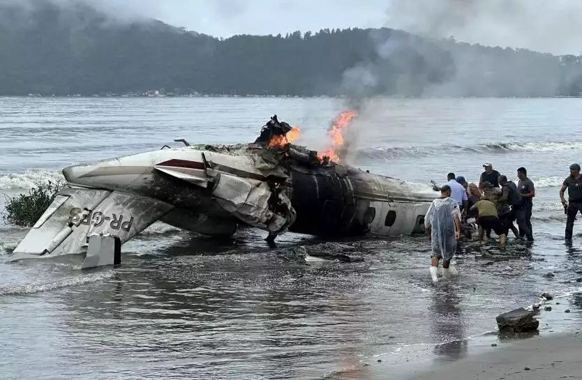 Queda de avião em Ubatuba deixa um morto e seis feridos