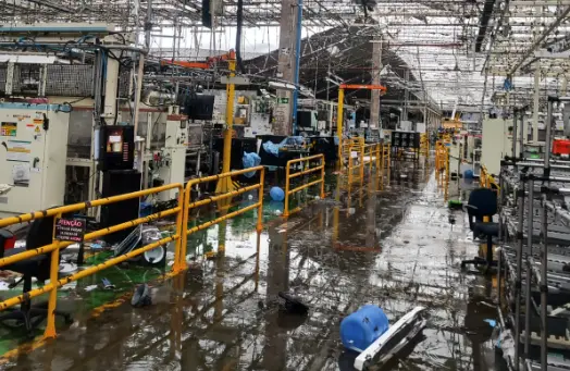 Vendaval destrói fábrica de motores da Toyota e deixa dez feridos