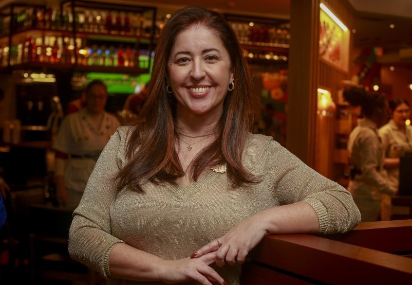 Sócia do Outback concede entrevista na chegada do restaurante em Indaiatuba