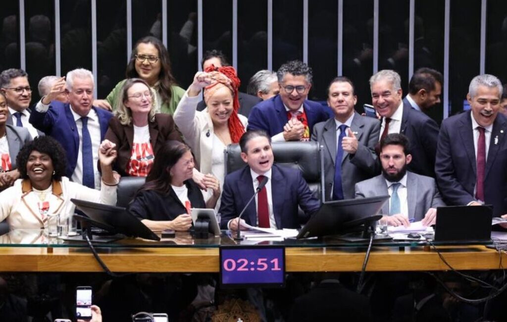Câmara aprova, em dois turnos, PEC pelo fim da escala 6×1