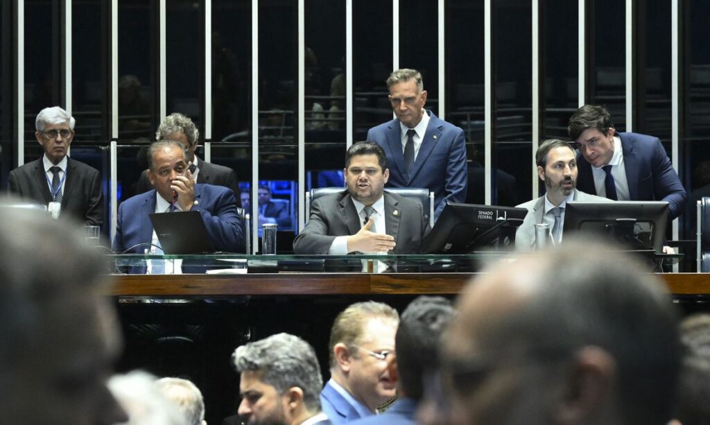 Alcolumbre promulga lei que beneficia condenados pelo golpe de 8/1
