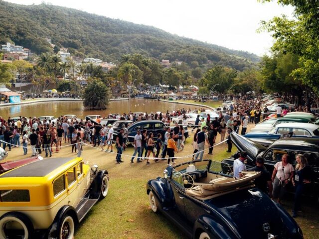 Começou o maior encontro de carros antigos em Águas de Lindóia