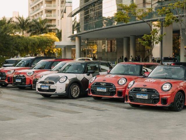 Minis desfilam em São Paulo para homenagear seleção inglêsa