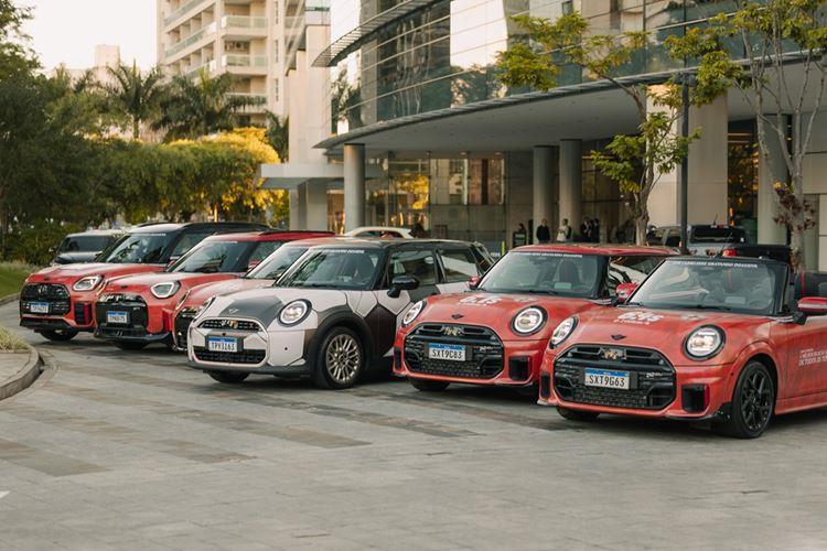 Minis desfilam em São Paulo para homenagear seleção inglêsa