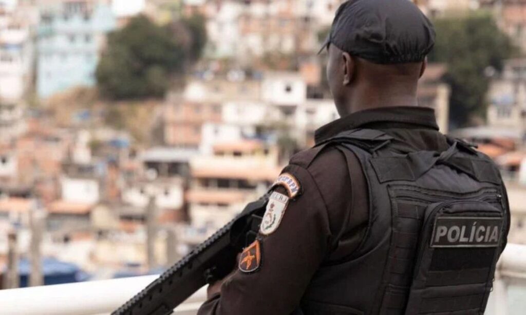 Criminosos usam ônibus em barricadas contra operação policial