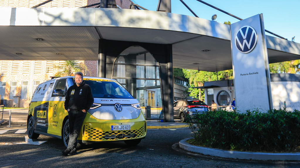 Explorador da volta ao mundo numa Volkswagen Kombi elétrica