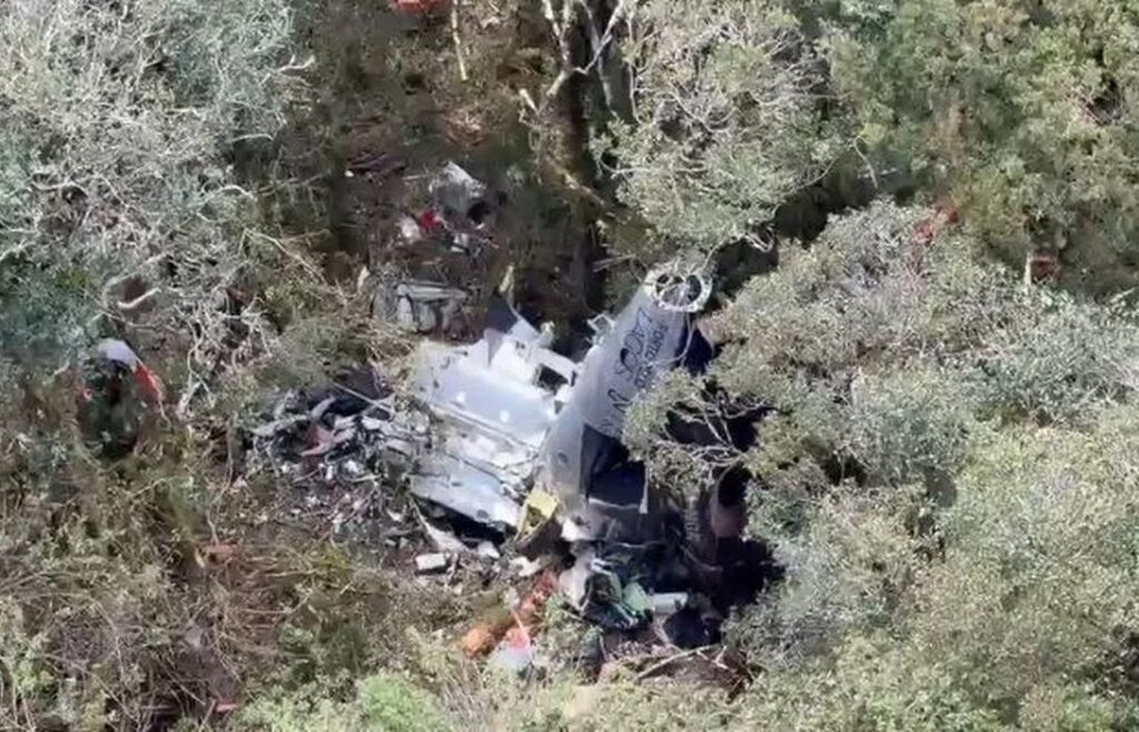 Bombeiros encontram helicóptero com corpo do cantor Rick