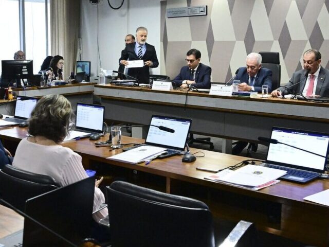CCJ do Senado aprova PEC que acaba com jornada 6×1