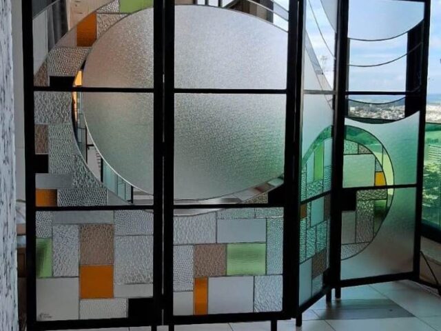 Arte do vitral ganha novos olhares em exposição gratuita no Galleria